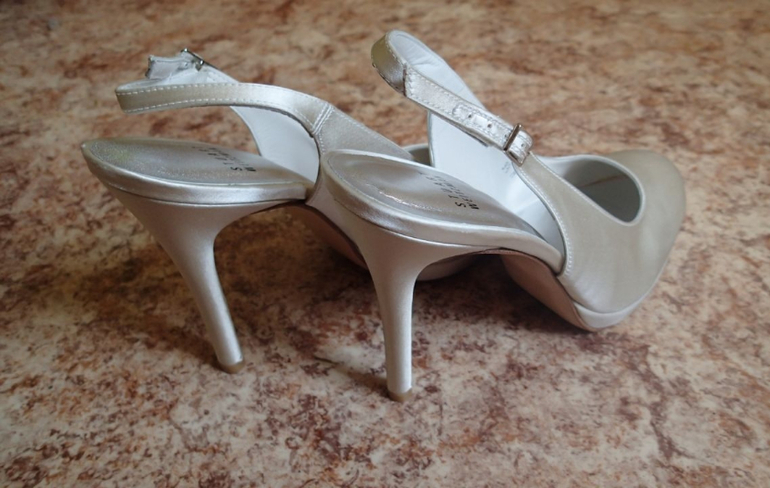 Новые атласные свадебные туфли 39 р-р (цвет ivory) 3500р.