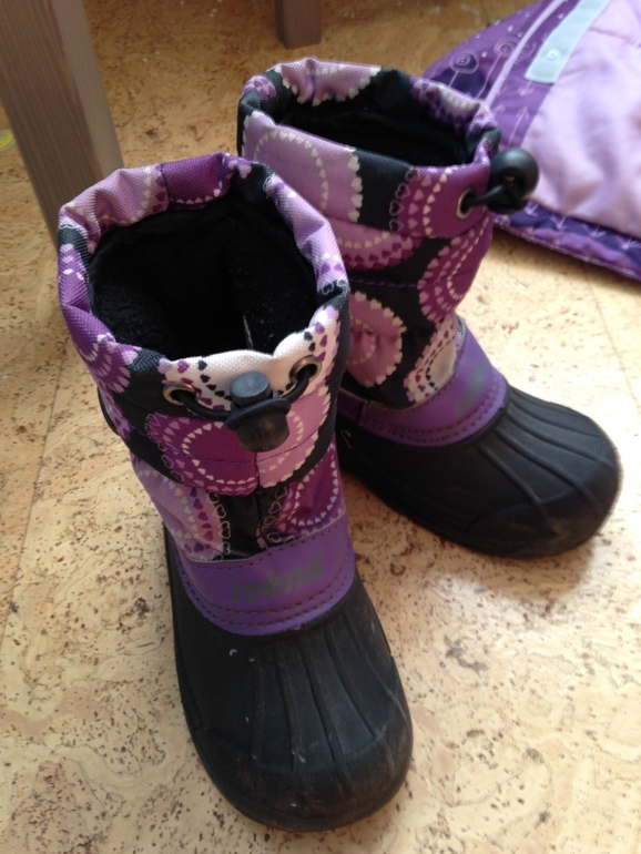 Отдам комплект Reima 92+ сноубутсы и шапка рейма