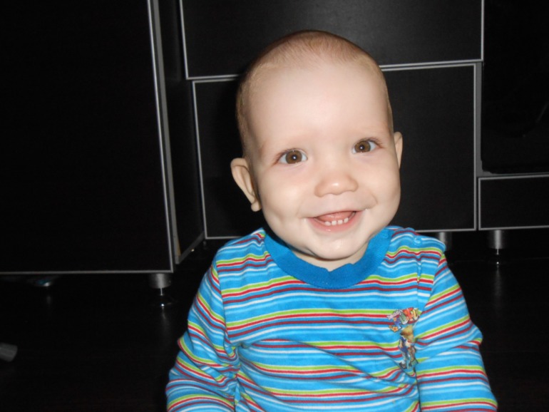 Первые шаги...ровно в 11 мес....