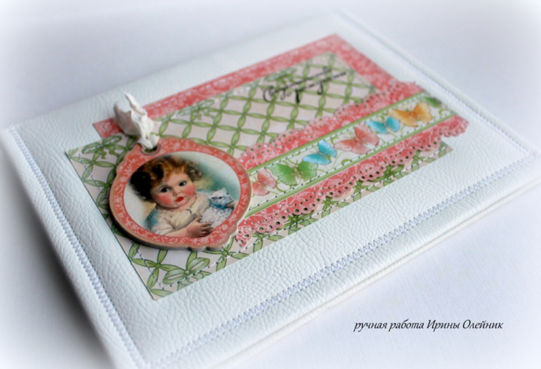 Папка для документов и блокнотик для маминых записей..