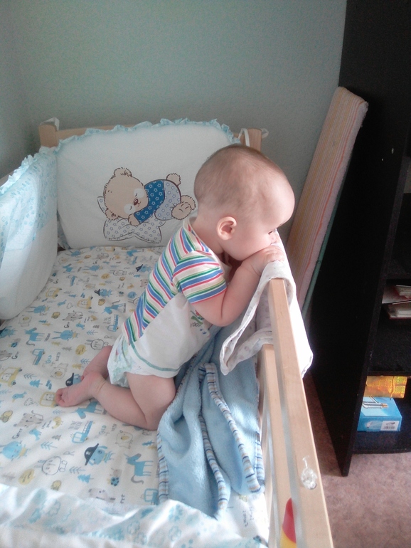 встает у опоры в 6 месяцев. встает у опоры. опора для вставания у грудничка. трещина в детском дне кроватки. этапы вставания ребенка на ноги.