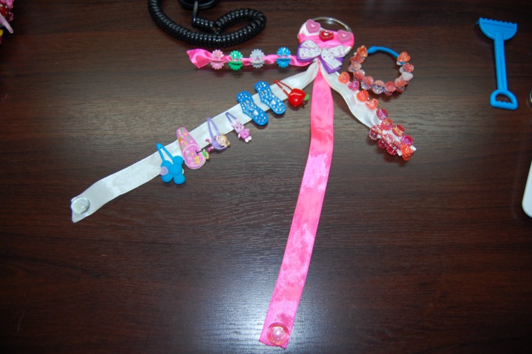 Проблема с вездеваляющимися головными украшениями решена