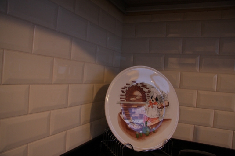 хороший плиточник.....