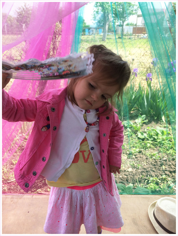 Сцена для юной артистки