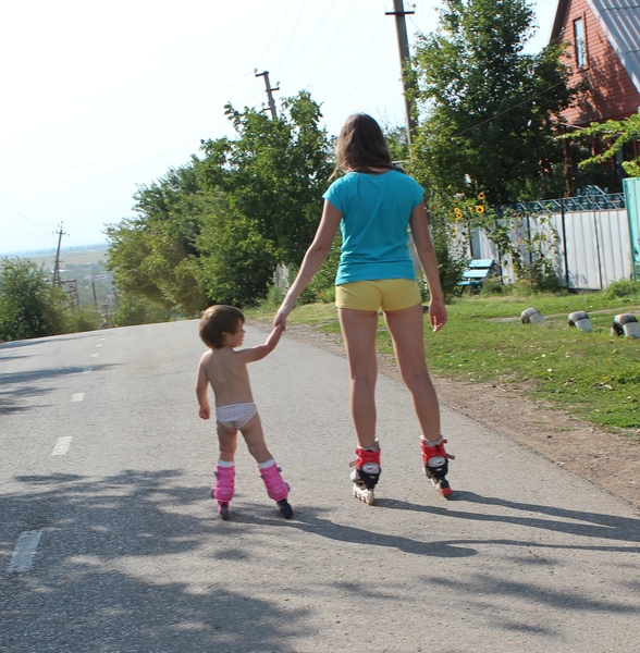 Дружба Алисы и роликов ))