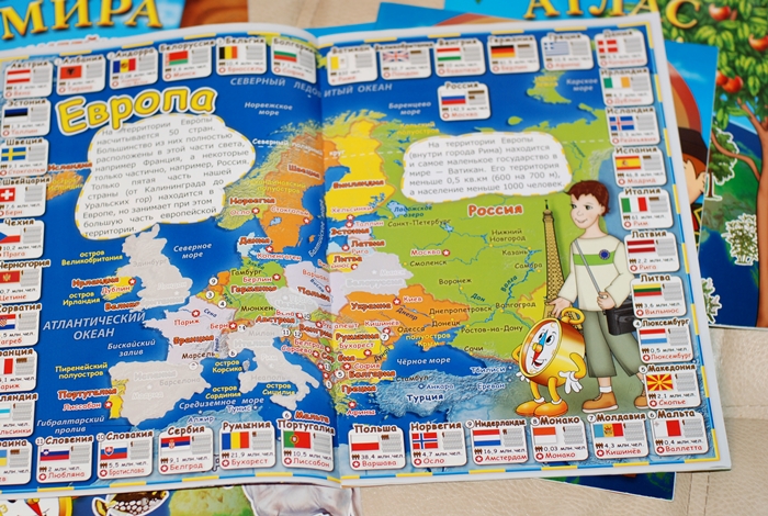 Книга о животных и маленькие географические атласы.