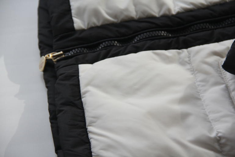 Moncler (ы) на 3 года и комплект на 8 лет.