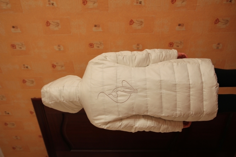 белый пуховик Baby Phat 3 тыс. руб.