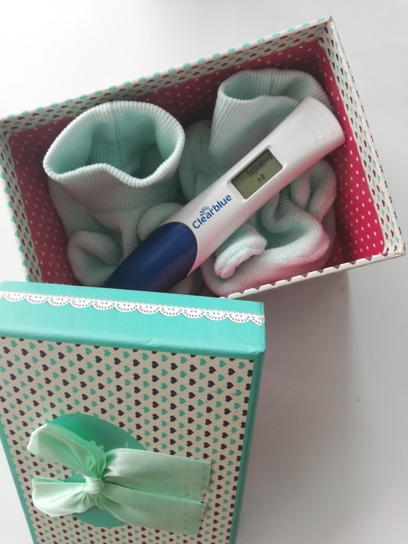 Сообщить о беременности сюрприз. Оригинальный подарок о беременности. Коробочка с тестом на беременность. Коробка о беременности. Подарок маме о беременности.