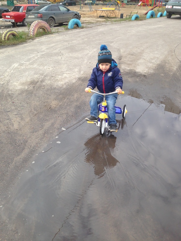 Егорка научился кататься на велосипеде!