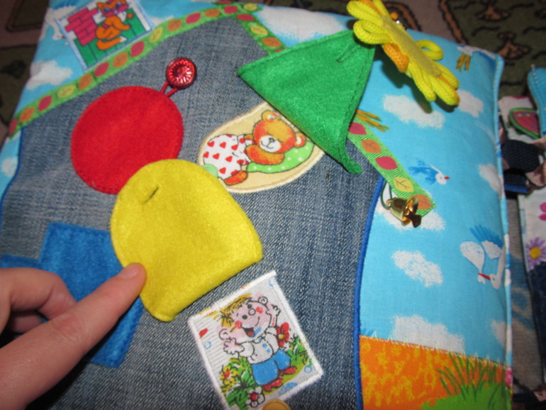 3 развивающие книжки.