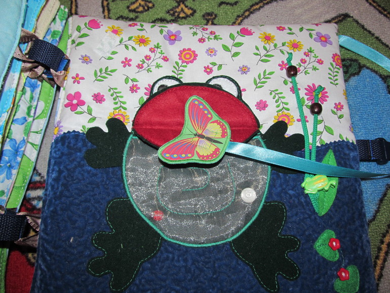 3 развивающие книжки.