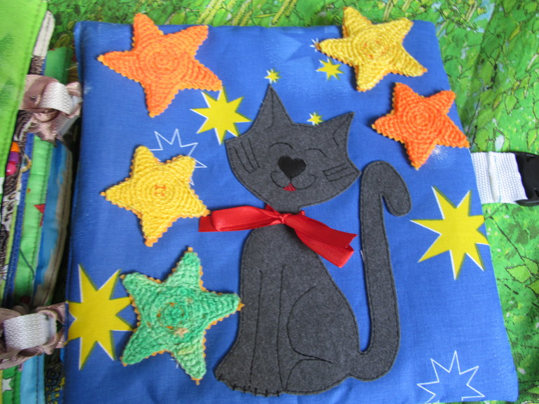 3 развивающие книжки.