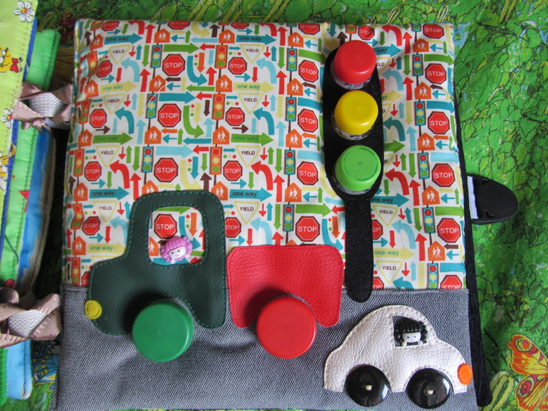 3 развивающие книжки.