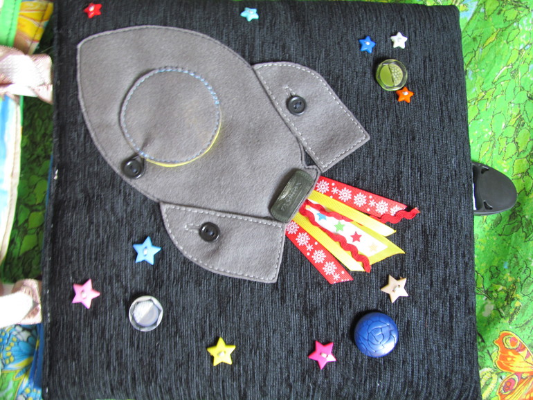 3 развивающие книжки.