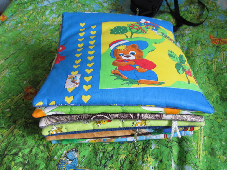 3 развивающие книжки.