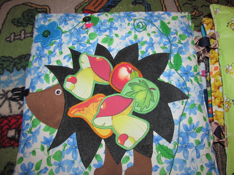 3 развивающие книжки.