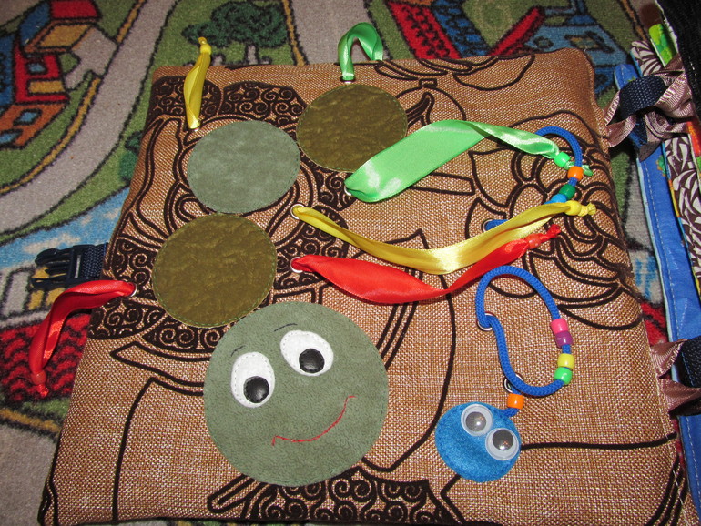 3 развивающие книжки.