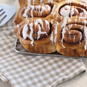 Синнабоны с корицей и ванильно-сливочным соусом