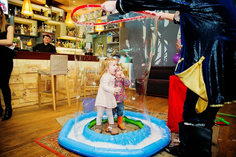 8 марта) выход в свет)