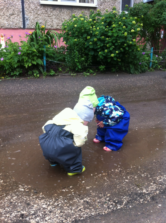 Сегодня мы гуляли так! ☔️прохожие останавливались с разной реакцией, кто улыбался, хвалил, а кто то