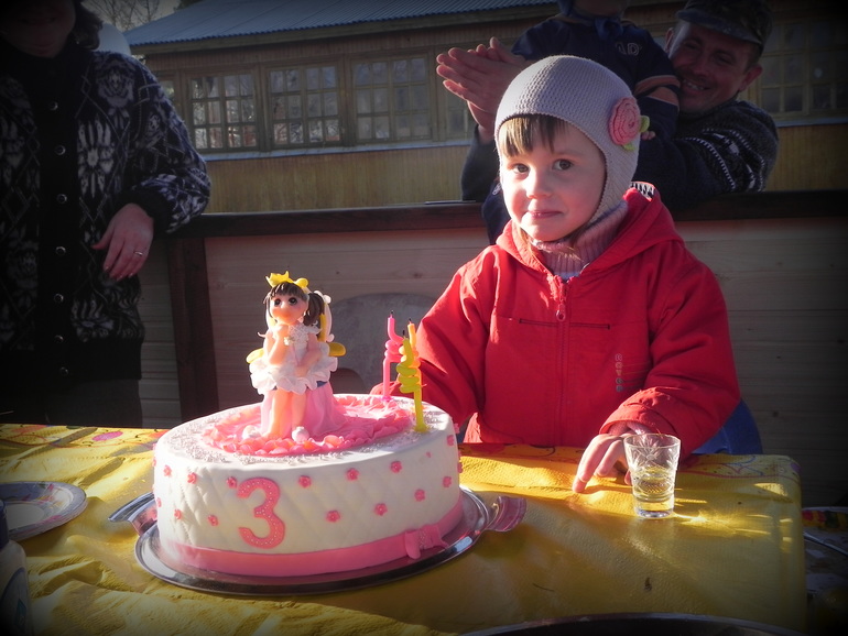 А теперь мастичный тортик доче на 3 года)))