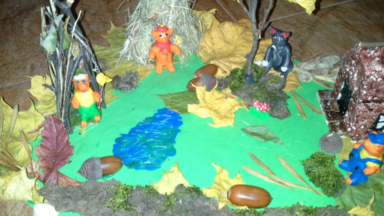 Поделки для дет садаПапа делал вместе с Марусей, фантазия разошлась))))))  а я только волка слепила и шалаш из веток, остальное Миша сделал сам, клеевой писталет, теперь любимая игрушка.