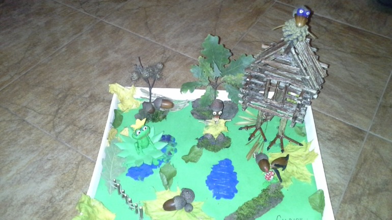 Поделки для дет садаПапа делал вместе с Марусей, фантазия разошлась)))))) а я только волка слепила и шалаш из веток, остальное Миша сделал сам, клеевой писталет, теперь любимая игрушка.