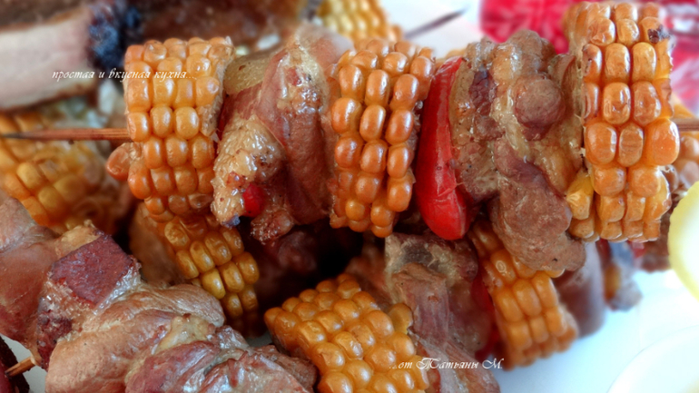 Копчености - свиная грудинка и куриные шпажки с кукурузой - все на пикник!