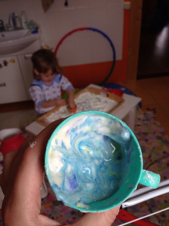 Кукурузный крахмал + цветная вода -