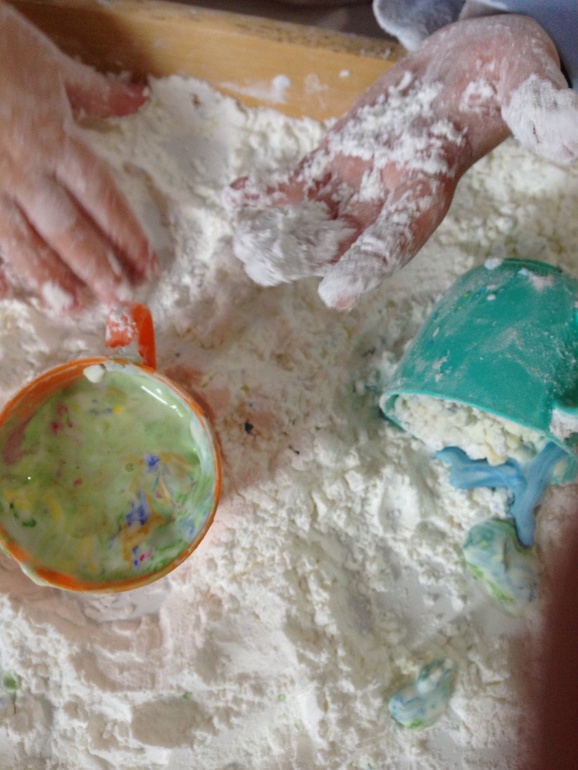 Кукурузный крахмал + цветная вода -