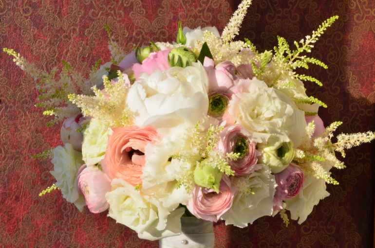 "Облачный" букет невесты с пионами и астильбой