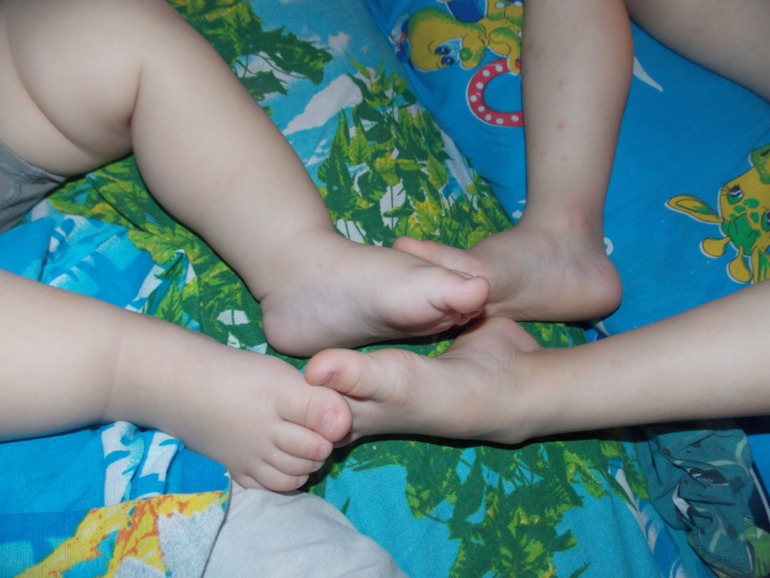 Спят пяточки