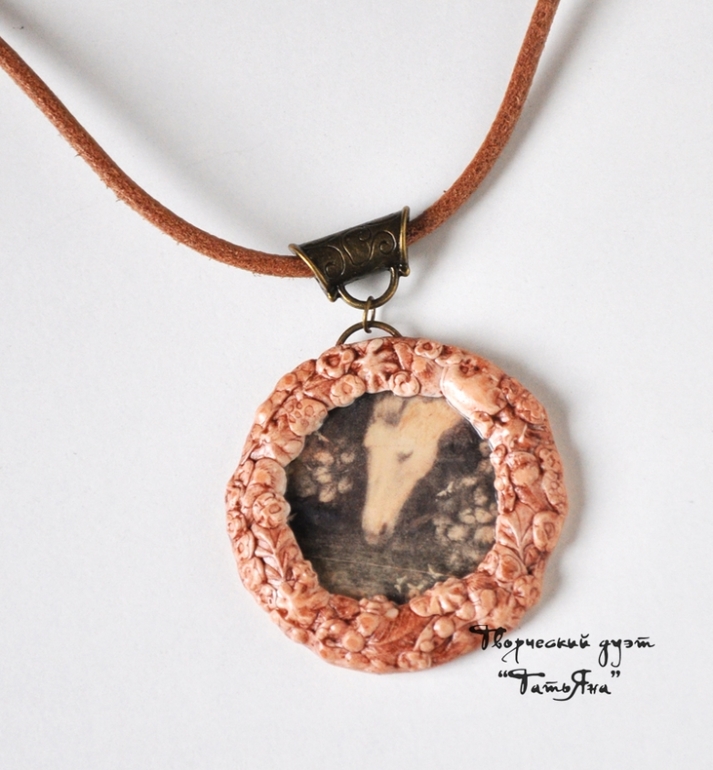 Кулон Лощадка из мульта Ежик в тумане