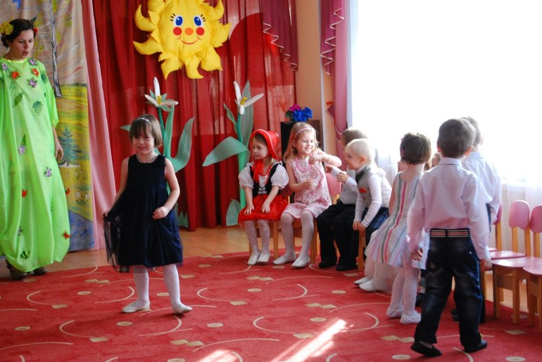 Праздник  мамы в детском саду)
