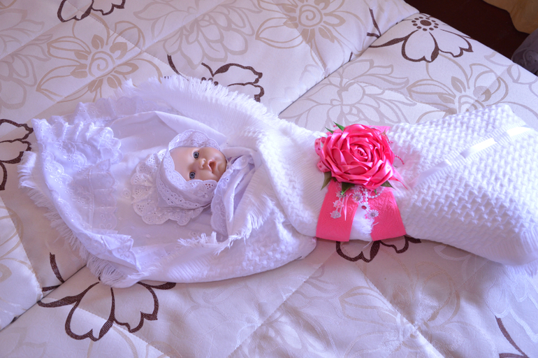 На выписку - малышке, маме и старшей дочке!)