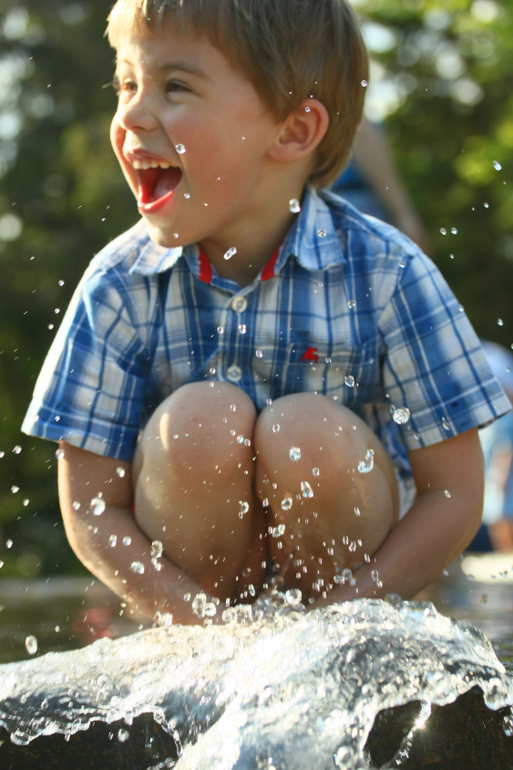 Погуляли в парке, дети вымокли до нитки)