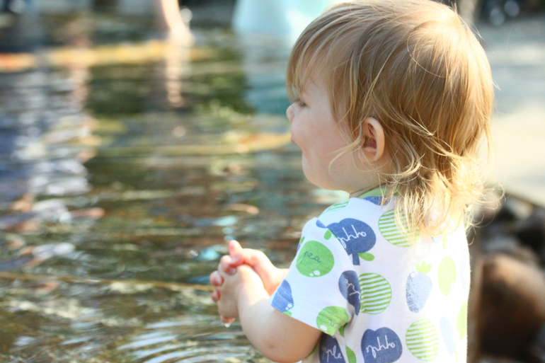 Погуляли в парке, дети вымокли до нитки)