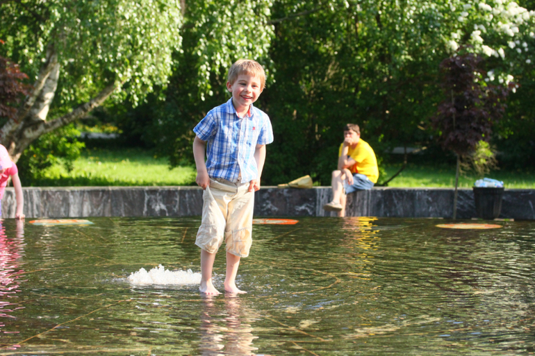Погуляли в парке, дети вымокли до нитки)