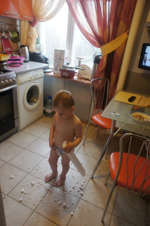 Если ребенок в комнате сидит тихо, потом туда страшно заходить))