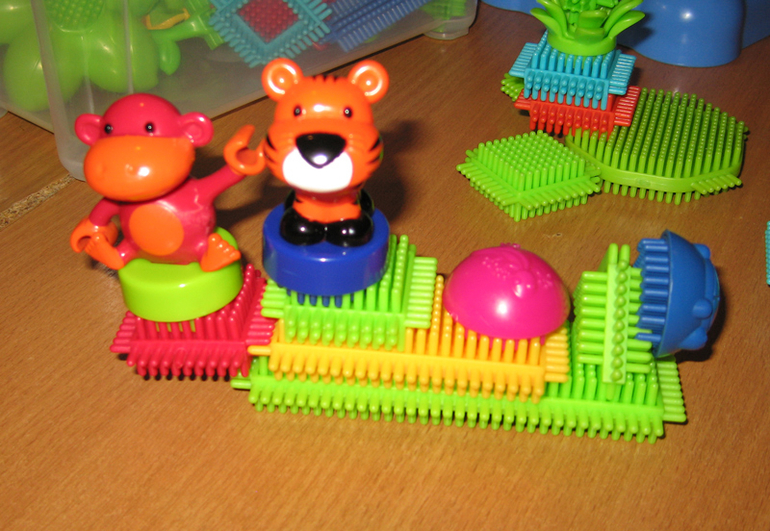 Отчет по игольчатому конструктору BATTAT  Bristle Blocks (много фото)