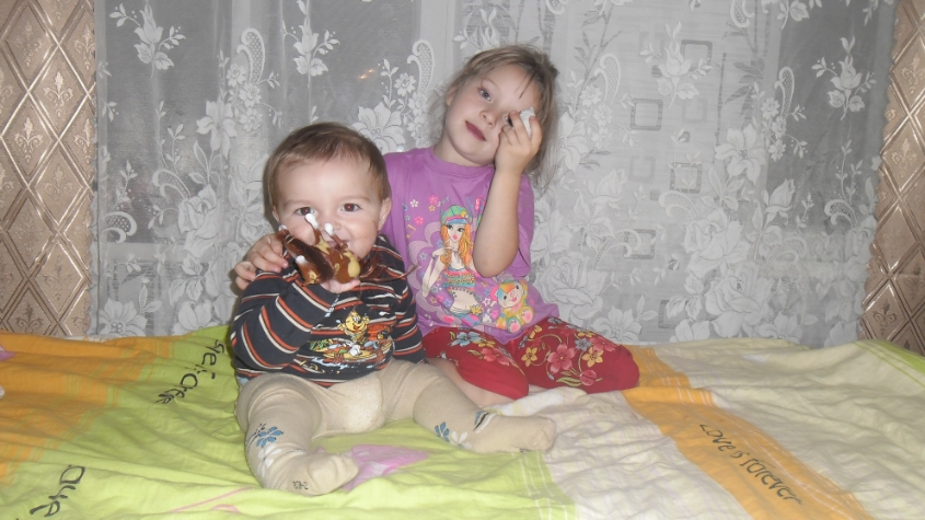 С сестренкой Сашей, 8,5 месяцев.