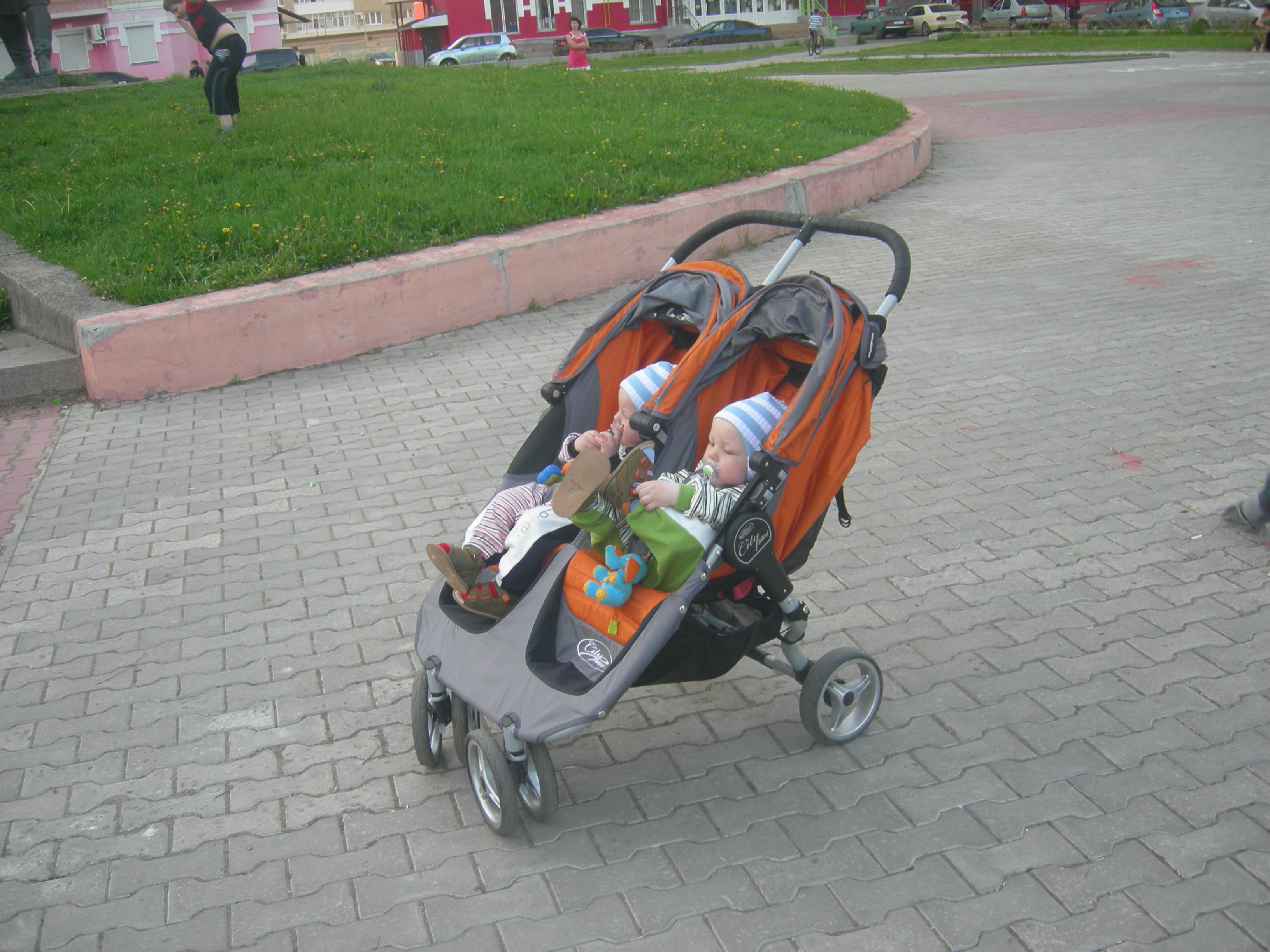 Может кто-то о ней мечтает, а она у дома стоит...