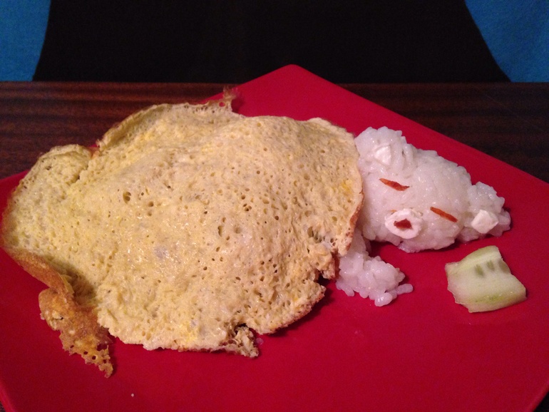 Белый мишка спит