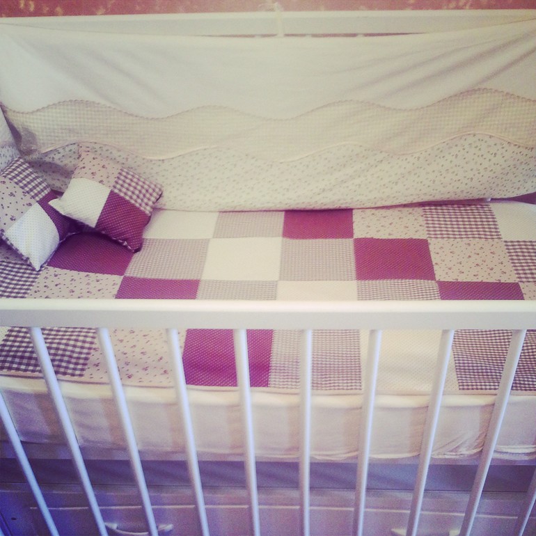 комплект в кроватку))