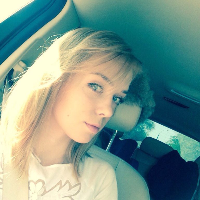 Подстриглась и покрасилась