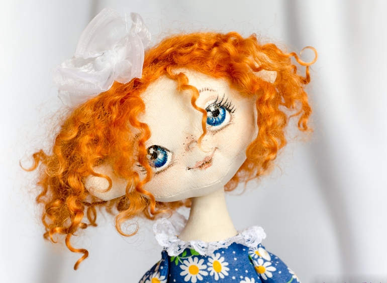 Кудряшка пионерская. Кукла с рыжими волосами. Кудрявая кукла. Кукла с кудрявыми волосами. Забавные текстильные куклы.