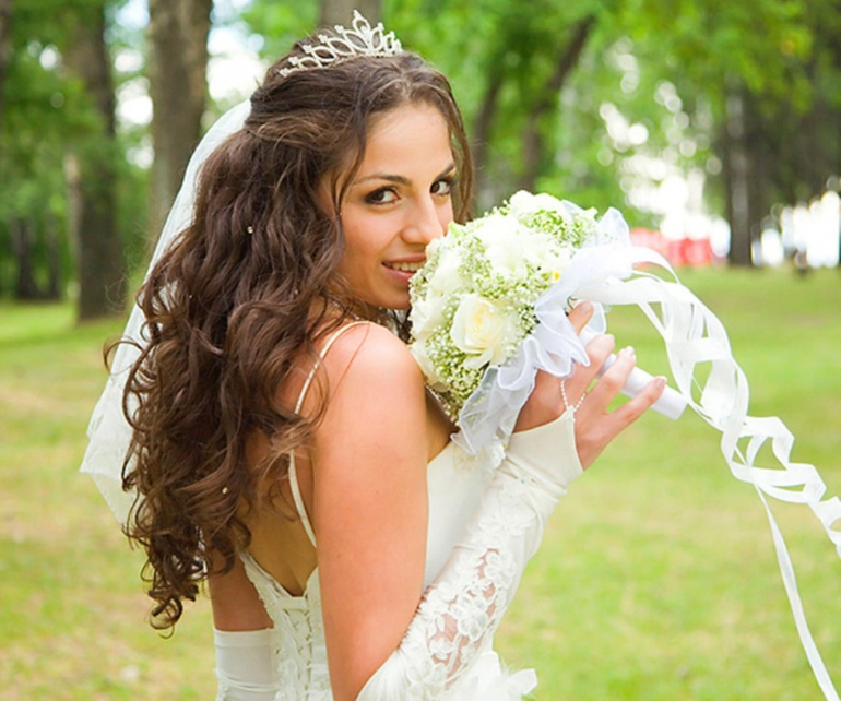 Прическа на свадьбу. Свадебная прическа распущенные волосы с фатой. Свадебная прическа с распущенными волосами и фатой. Невеста 24 года