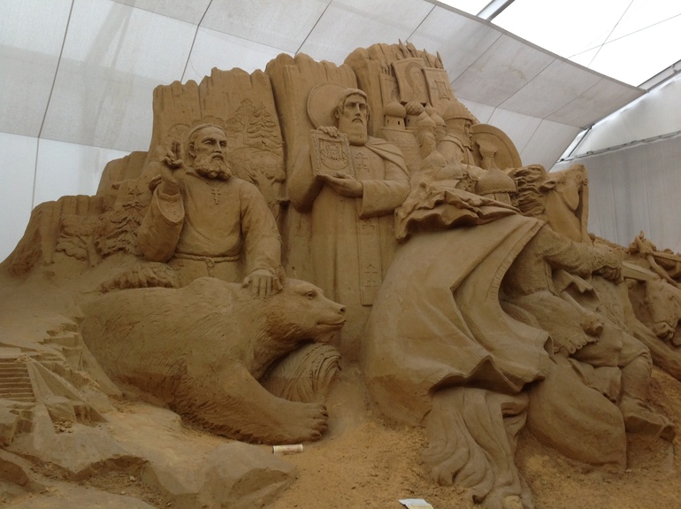 Выставка песчаных скульптур возле Храма Христа Спасителя