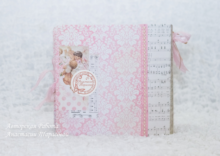 Альбом для очаровательных близняшек.